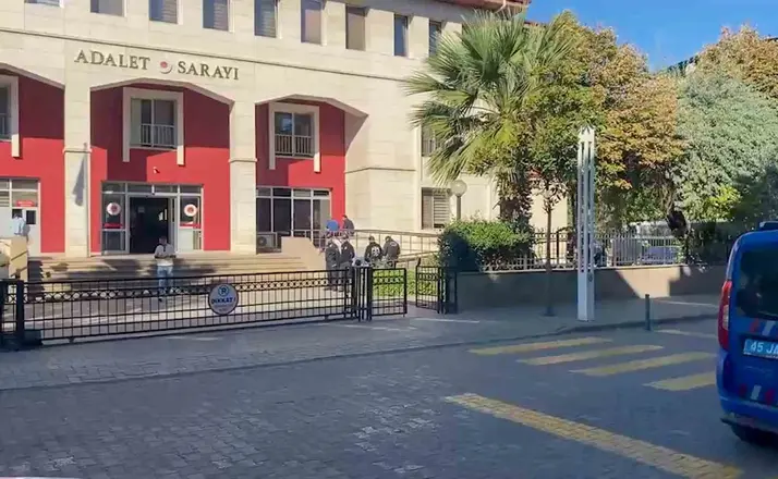 Manisa’da 11 öğrencinin yaralandığı silahlı saldırıda 10 şüpheli adliyeye sevk edildi
