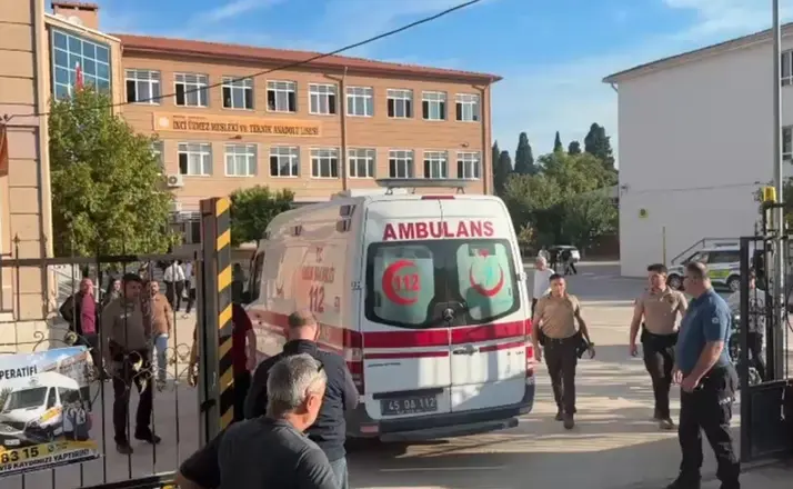 Manisa’da okul önünde silahlı saldırı: Yaralı öğrenciler var
