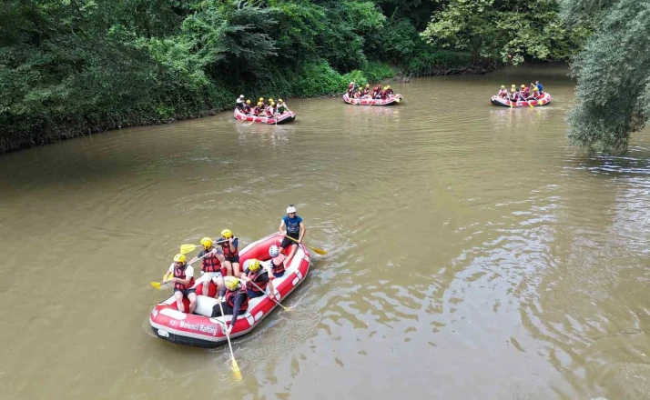 Melen Çayı’nda gençlerin rafting mesaisi 