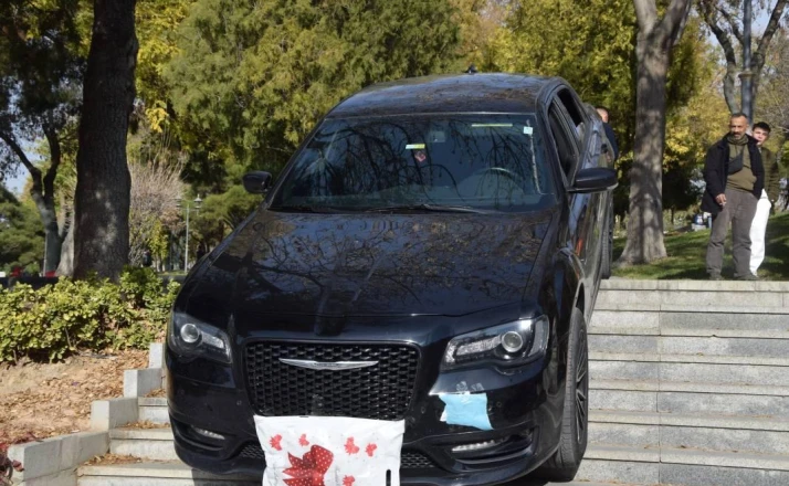 Merdivenlerden araçla inmeye çalıştı! Vatandaş şaştı kaldı