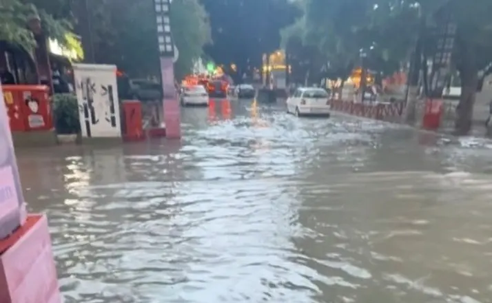 Mersin’de 1 saatlik yağmur taşkına neden oldu
