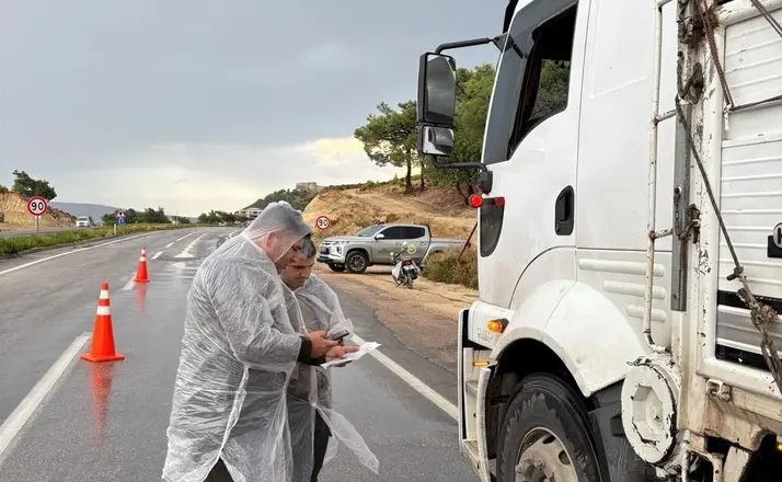 Mersin’de yağışa rağmen orman emvali taşıyan araçlar denetlendi
