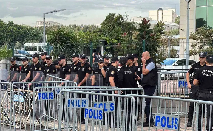 Mersin’deki operasyonda 3 başkanla birlikte 59 şüpheli adliyeye sevk edildi
