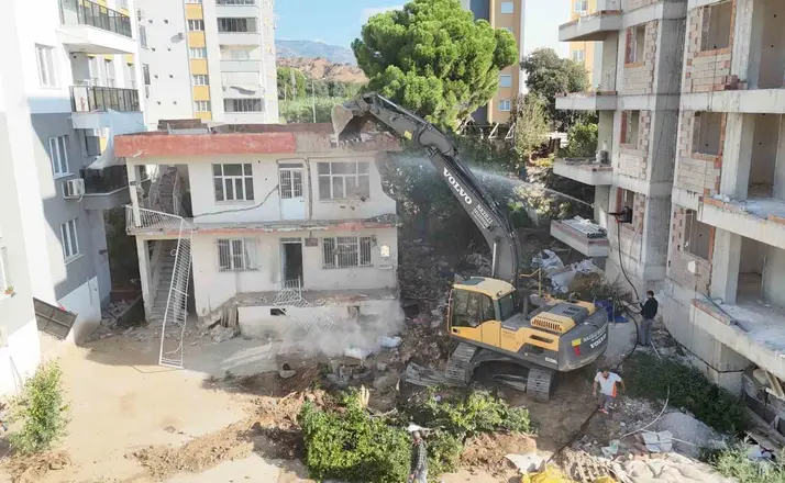 Metruk bina yıkıldı, trafik rahatlayacak
