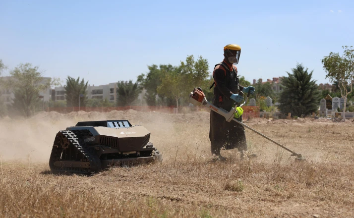 Mezarlık bakımında ot biçme robotları kullanılmaya başlandı