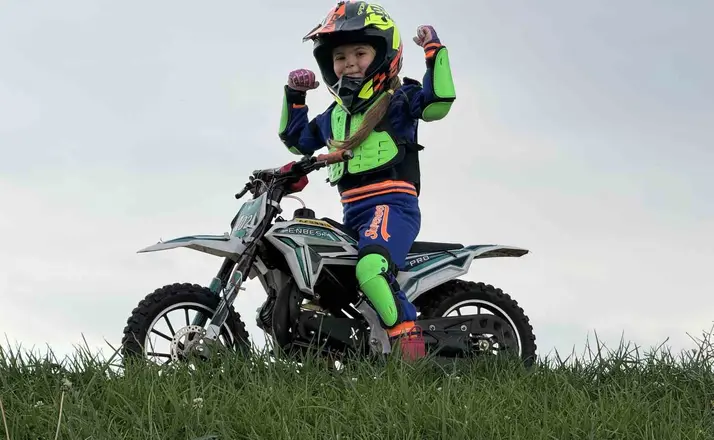 Minik İkra motosiklet ile tepeleri aşıyor, Zayn ile yarışmak istiyor
