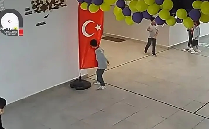 Minik öğrencinin Türk bayrağı sevgisi: Oyun oynarken durdu, bayrağı öpüp devam etti
