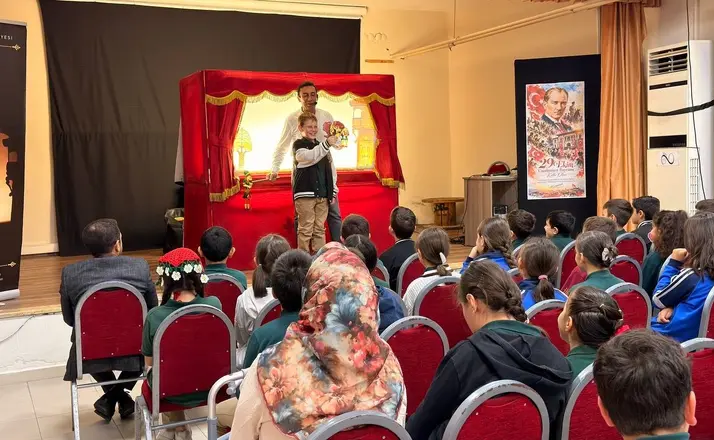 Minikler Hacivat ve Karagöz ile eğlendi
