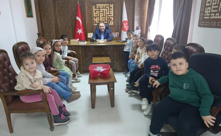 Minikler harçlıklarını ihtiyaç sahipleri ile paylaştı