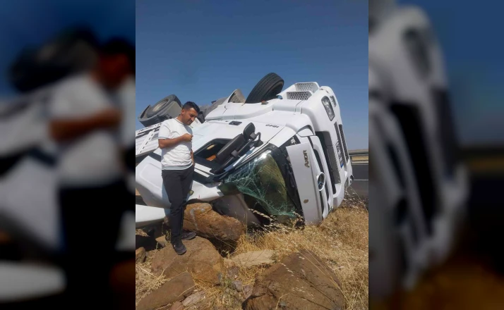 Mobilya yüklü tır devrildi, sürücü hafif yaralandı 