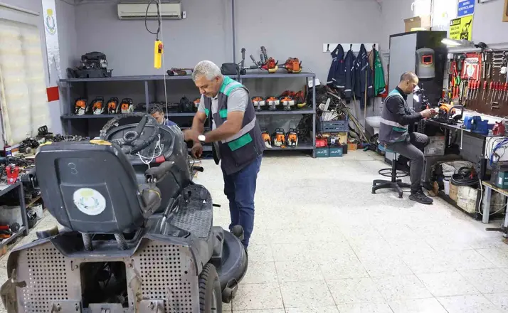 Mobilyalarını kendisi üretiyor

