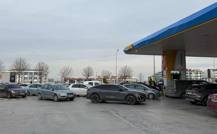 Motorin ve benzine zam gelecek! Konya’daki istasyonlarda yoğunluk yaşanıyor