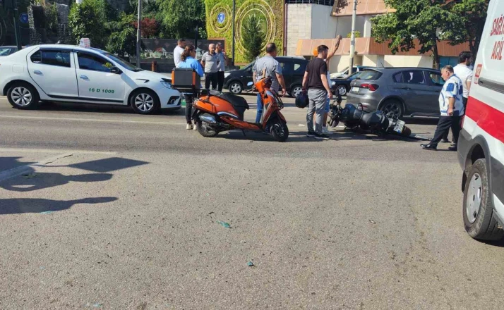 Motosiklet ambulansa çarptı: 1 yaralı 