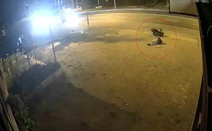Motosiklet sürücüsü trafik levhasına çarptı
