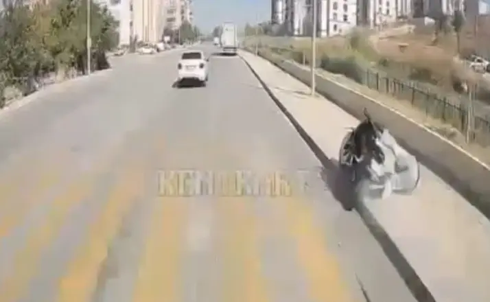 Motosikletin direğe çarptığı kaza kamerada
