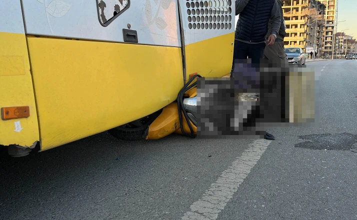 Motosikletli kurye belediye otobüsüne çarptı: 1 yaralı