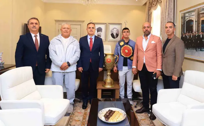 Muğlalı genç pehlivan Buğra Vali Akbıyık’ı ziyaret etti
