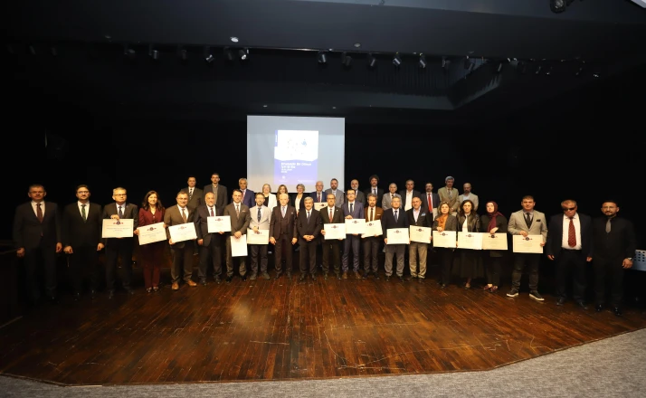 NEÜ’nün engelsiz üniversite başarısı bayrak teslim töreni ile taçlandı