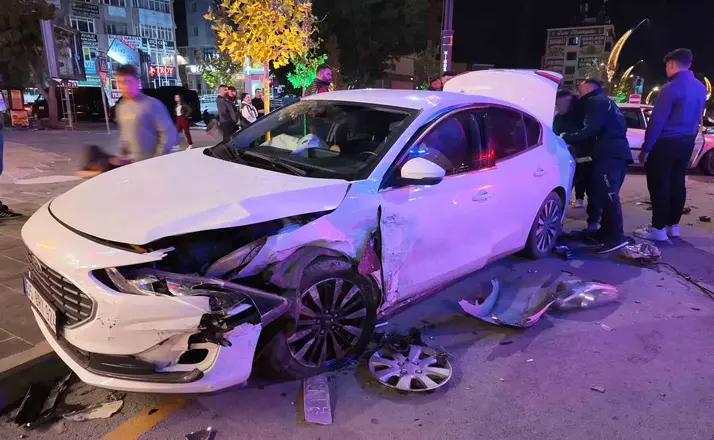 Niğde’de iki otomobil çarpıştı: 1 yaralı
