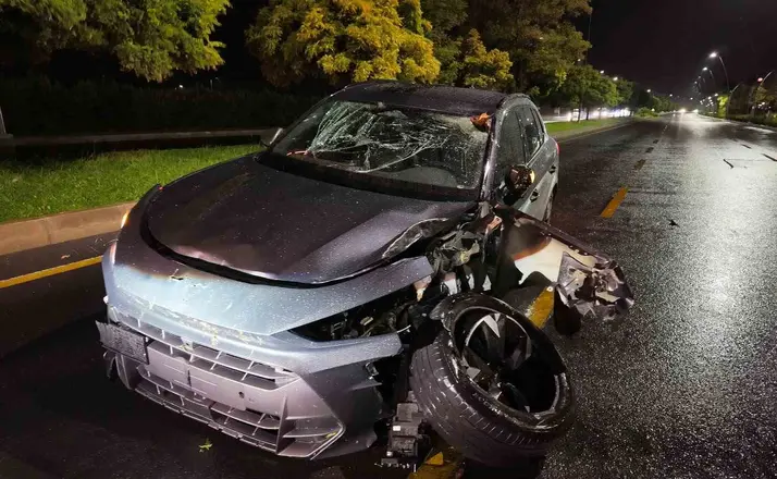 Niğde’de refüje çıkarak, ağaca çarpan SUV araç kullanılamaz hale geldi
