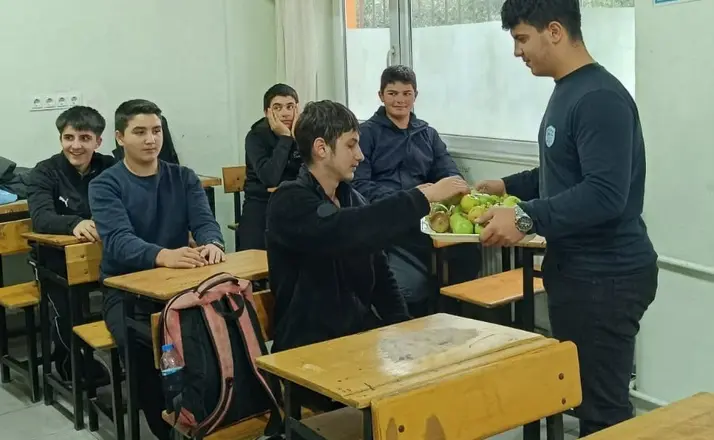 Öğrencilerden öğretmenlerine "sağlıklı nefes" ikramı

