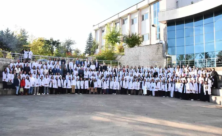 Öğretmen adayları önlüklerini giydi
