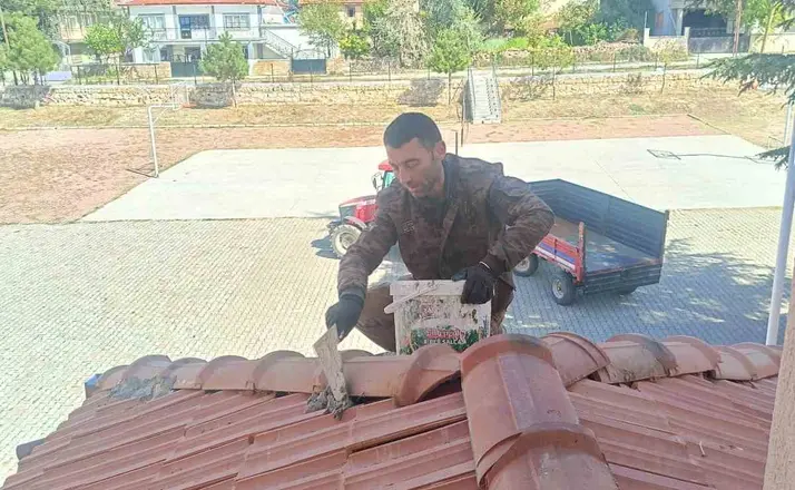 Okulun çatısının işçiliğini muhtar ücretsiz yaptı
