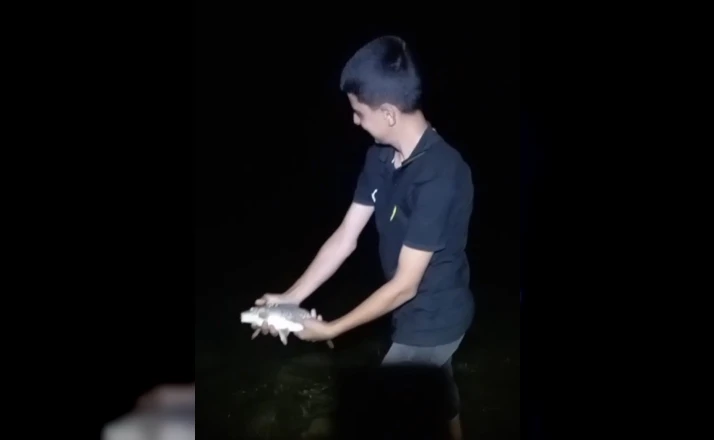 Oltasına takılan yavru sazanı "Büyü de gel" diyerek tekrar suya bıraktı 