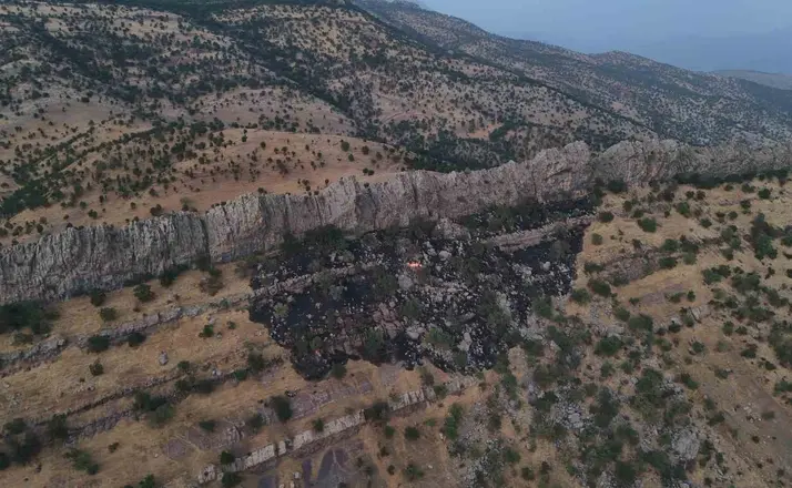 Ormanlık alanda çıkan yangını köylüler söndürdü
