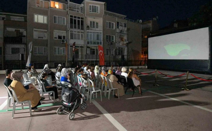 Osmangazi’de yaz akşamları açık hava sinemasıyla şenleniyor 