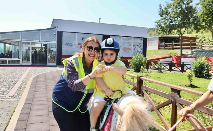 Otizmli çocuklara atlı terapi 