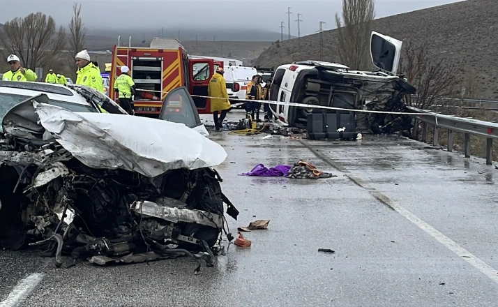 Otomobil hafif ticari araçla çarpıştı: Baba oğul öldü, 4 kişi yaralandı
