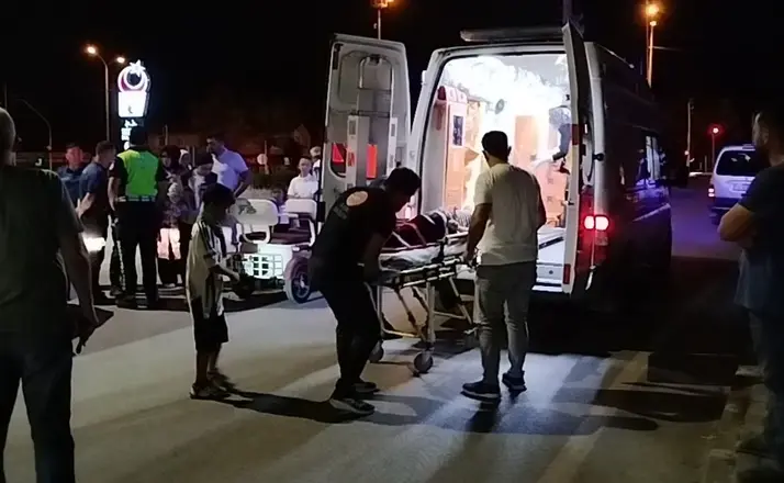 Otomobil ile elektrikli motosiklet çarpıştı: 3 yaralı
