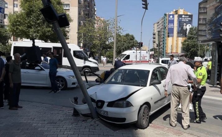 Otomobil ile kamyonet çarpıştı: 1'i çocuk 6 yaralı