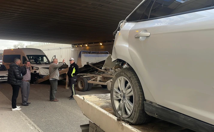 Otomobil ile servis aracı çarpışmasıyla 5 kişi yaralandı