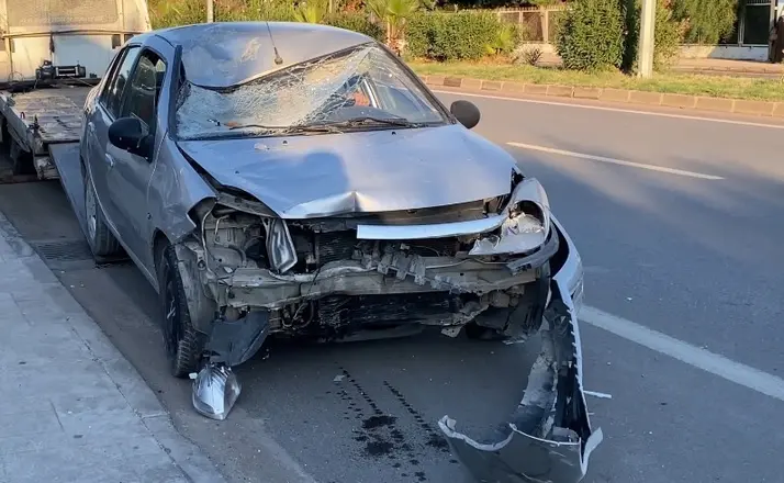 Otomobil park halindeki araçlara ve yayaya çarptı
