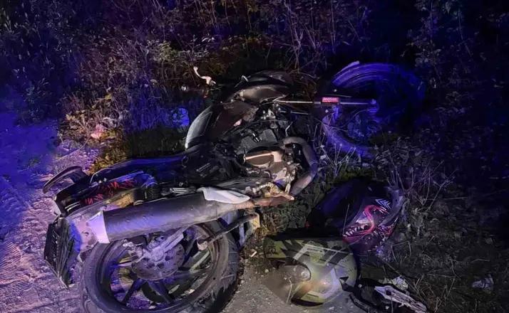Otomobil ve motorsiklet kafa kafaya çarpıştı;2 yaralı
