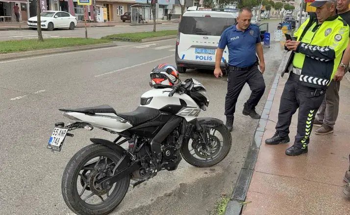 Otomobile çarpan motosiklet sürücüsü yaralandı
