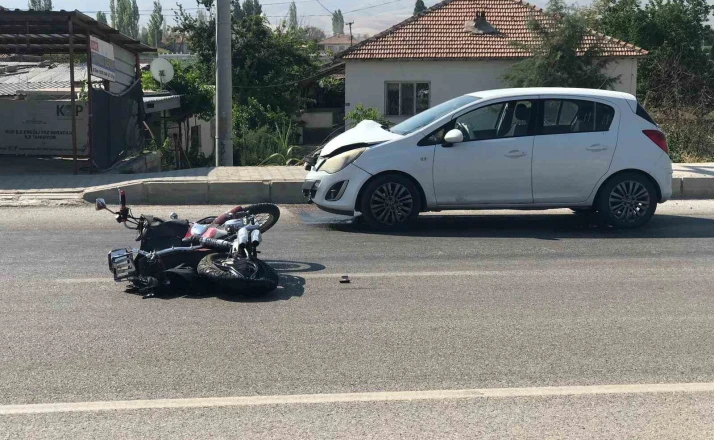 Otomobilin çarptığı motosikletin sürücüsü ağır yaralandı