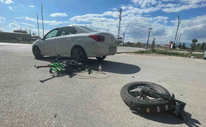 Otomobille çarpışan elektrikli bisiklet ikiye bölündü: 1 yaralı