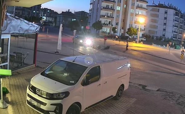 Otomobille Çarpışan Motosikletli Yaralandı