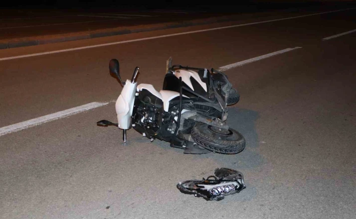 Otomobille çarpışan motosikletteki 2 kişi yaralandı