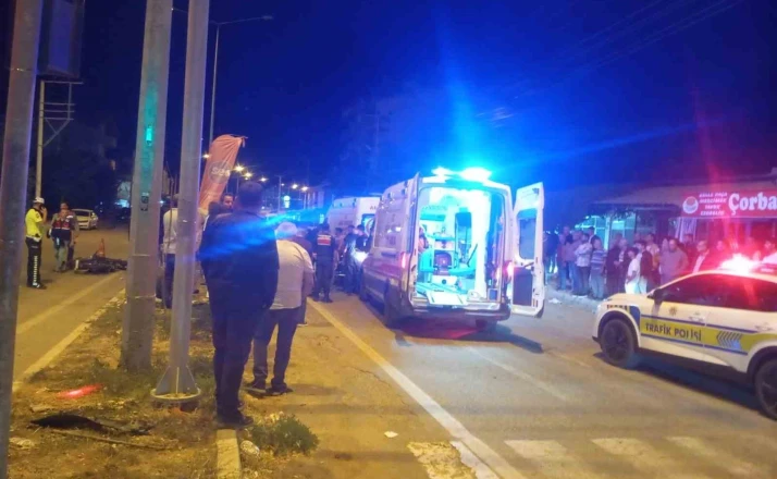 Otomobille çarpışan motosikletteki 2 kişi yaralandı