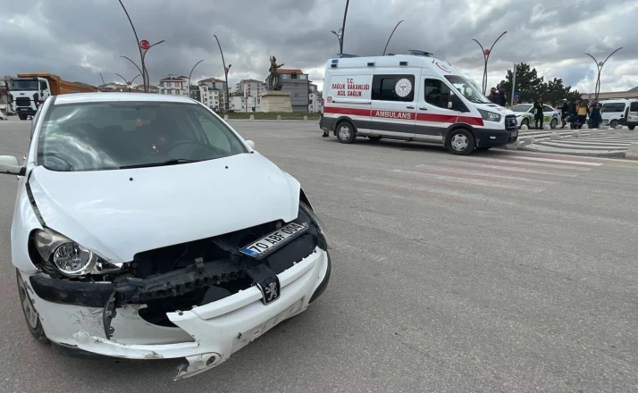 Otomobillerin çarpıştığı an kameraya yansıdı: 1 yaralı