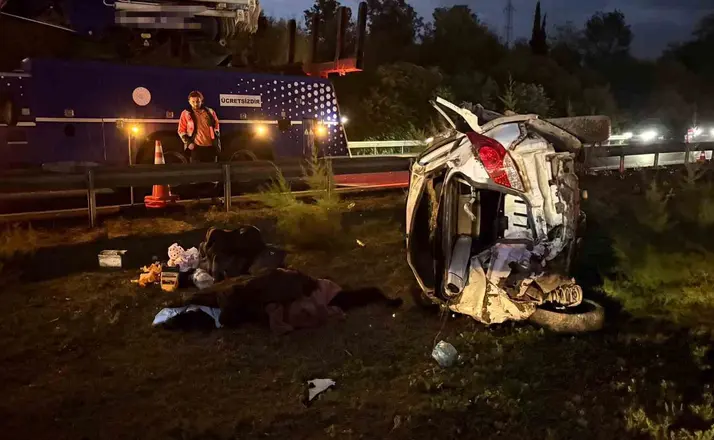 Otoyolda devrilen otomobildeki ölü ve yaralıların kimlikleri belli oldu
