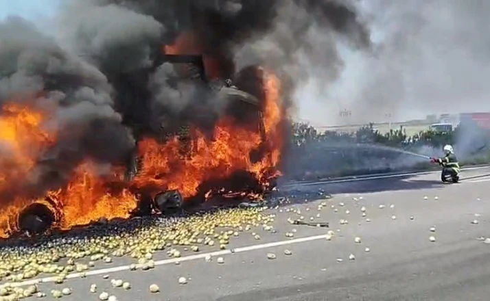 Otoyolda feci kaza: Tır alev aldı, 1 kişi hayatını kaybetti 