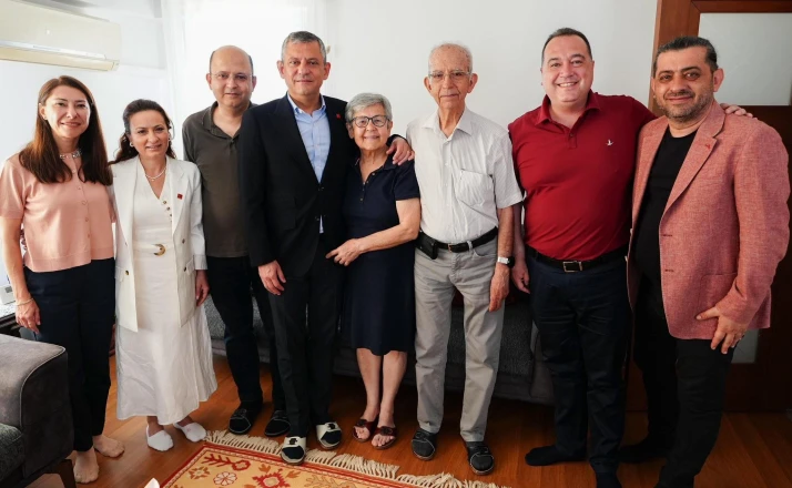 Özgür Özel'den Anneler Günü'nde duygu dolu ziyaret