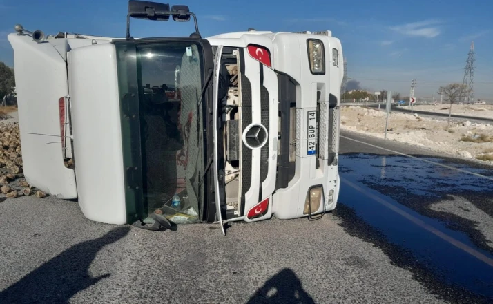 Pancar yüklü tır devrildi: 1 yaralı