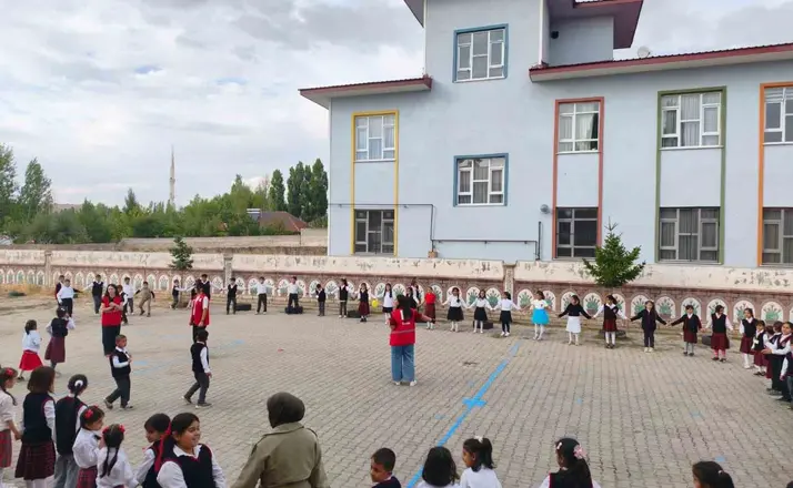 Patnos’ta Kızılay gönüllüleri öğrencilerle bir araya geldi
