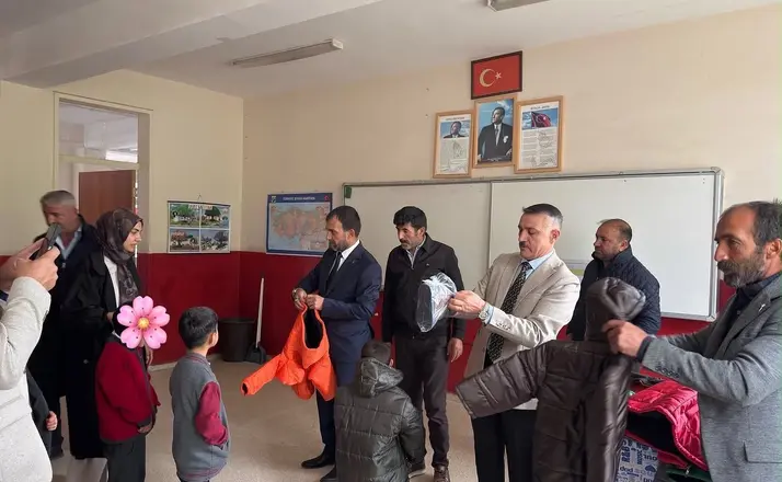 Patnos’ta öğrencilere mont ve bot desteği
